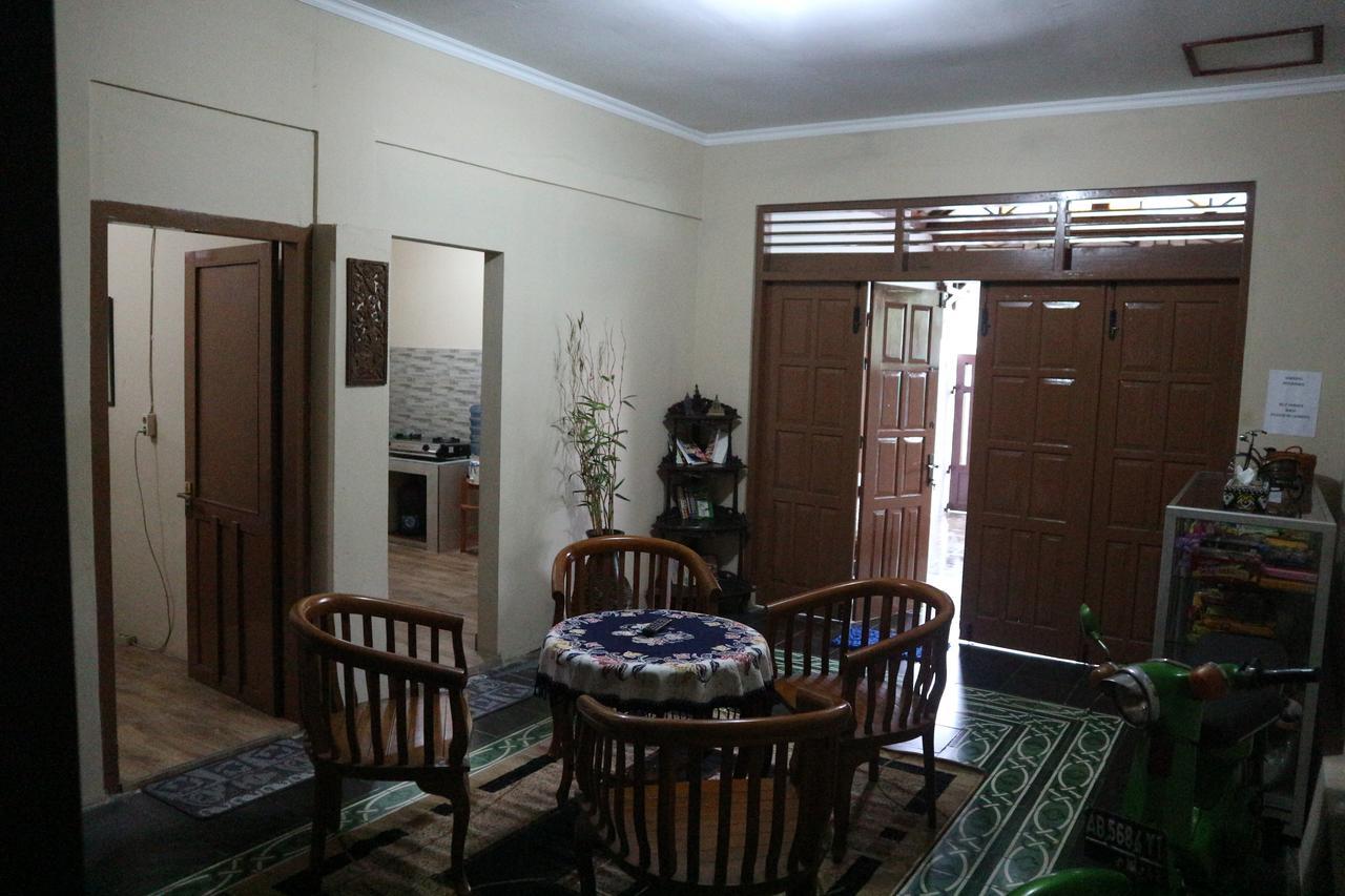 Kembar Guesthouse Yogyakarta Esterno foto
